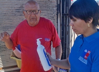 Seremi de Salud entregó protección solar PROSOLAR a los afectados del incendio en Valparaíso